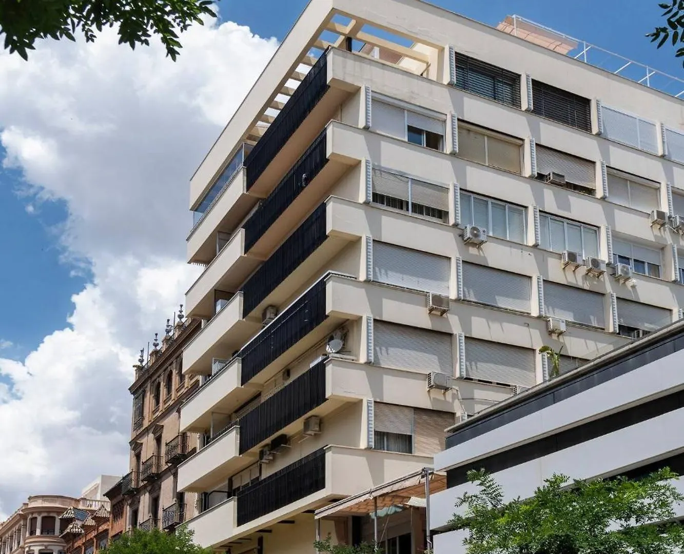 Monkeys Apartments La Campana Suites Σεβίλλη